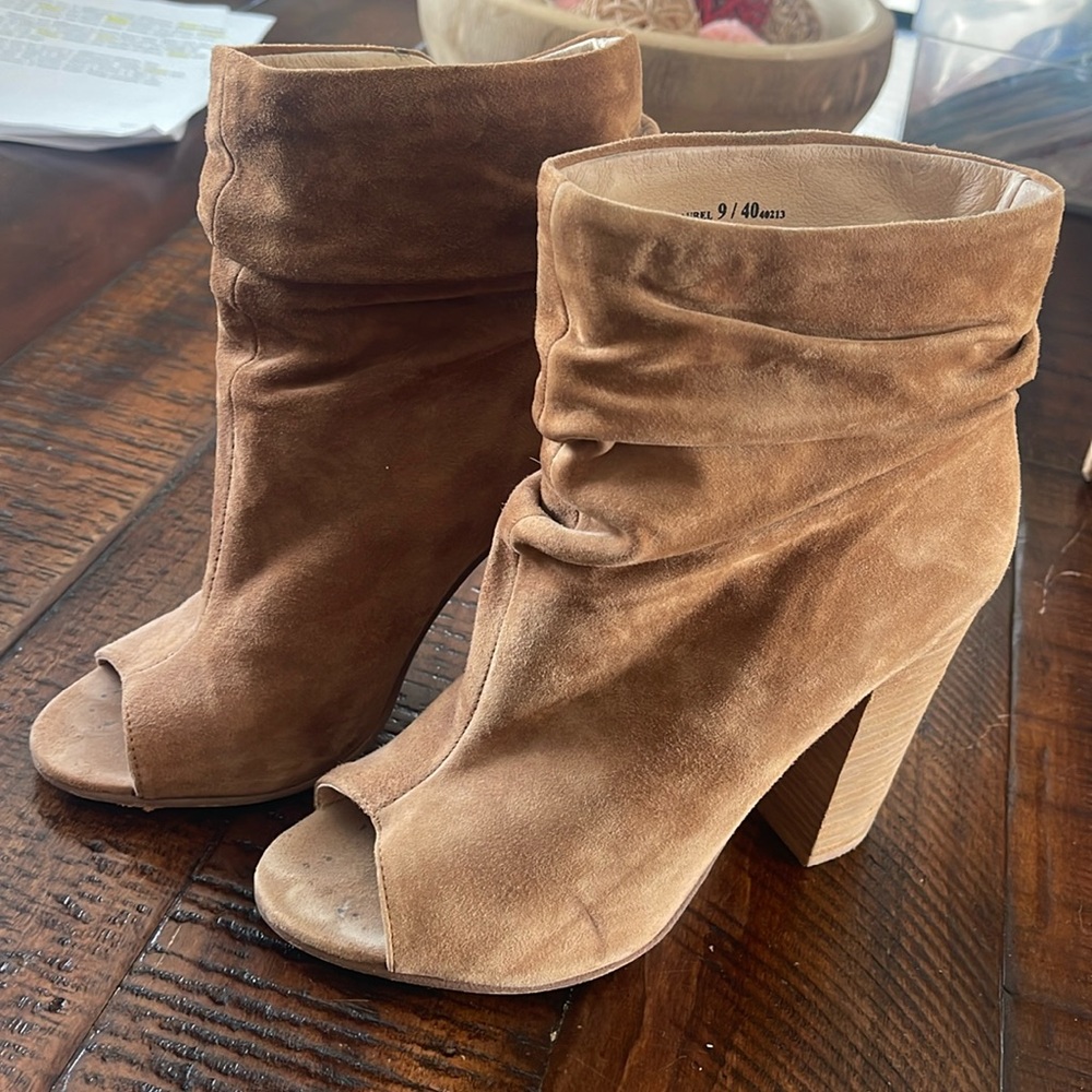 Women’s size 9/40 Chinese Laundry - K Cavallari edition open toe suede bootie